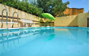 Awesome home in Crillon-le-Brave with Outdoor swimming pool and 5 Bedrooms